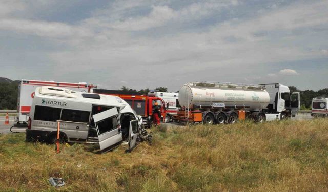 Edirne'de yolcu minibüsü tıra çarptı: 16 yaralı