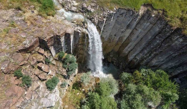 Elazığ'da saklı doğa harikası: Nişankaya Şelalesi ve doğal kanyon