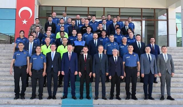 Erzincan'da terfi eden emniyet personeline yeni rütbeleri takıldı