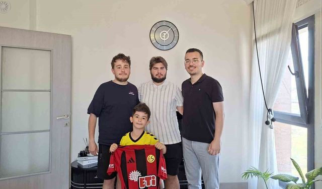 Eskişehirspor'un minik kahramanına Üni Nefer'den anlamlı ziyaret