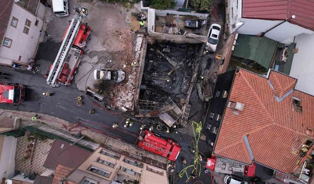 Fatih'te motosiklet tamirhanesinde yangın: İş yeri ve araçlar küle döndü