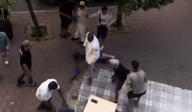 Fatih'te yabancı uyruklu şahıslar arasında bıçaklı kavga kamerada