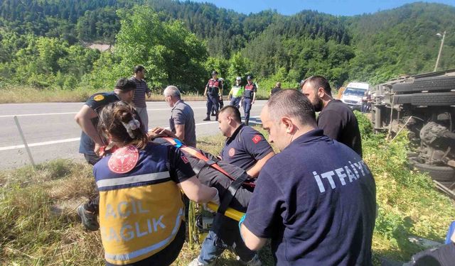 Freni boşalan kamyon devrildi, ekipler sürücüyü kurtarmak için zamanla yarıştı