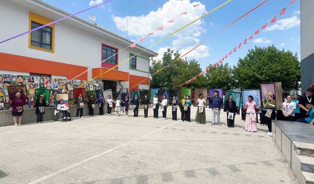 Frida Kahlo'nun eserleri, Bursa'da canlı tabloya dönüştü