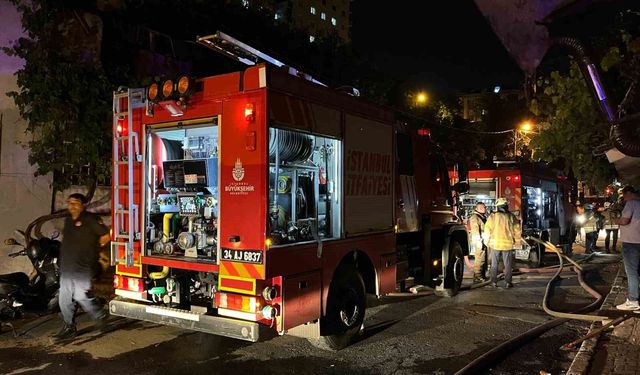 Gaziosmanpaşa'da gecekondu alev alev yandı