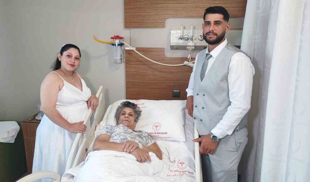 Gelin ve damattan anneyi ağlatan ziyaret