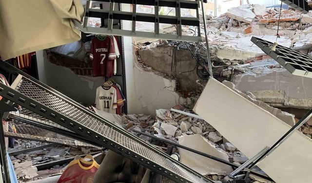 Güngören'de yıkım sırasında çöken bina, bitişiğindeki 2 binaya zarar verdi