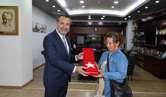 Halk otobüsündeki bayrağı silen kadına Başkan Şerifoğulları'ndan anlamlı hediye