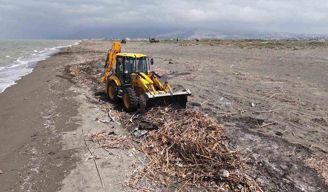 Hatay Büyükşehir Belediyesi, Samandağ sahilinde temizlik ve koruma çalışmalarını sürdürüyor