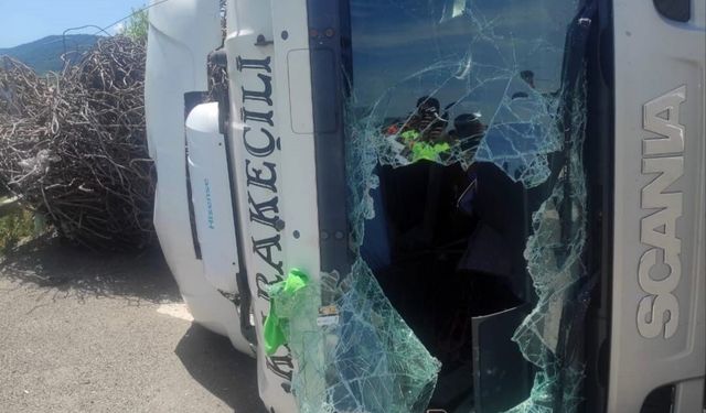 Hurda demiri yüklü tır devrildi: 1 yaralı