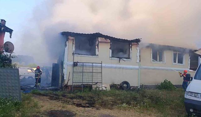 İki katlı ahşap ev alevlere teslim oldu