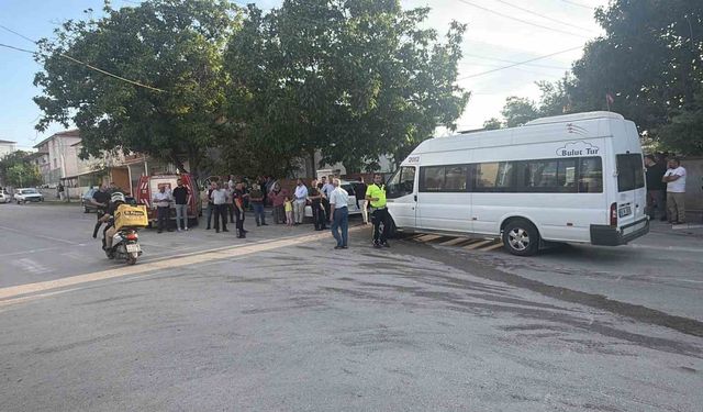 İşçi servisi ile otomobil çarpıştı: 5 yaralı
