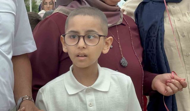 Kanseri yenen 8 yaşındaki Nuh için yüzlerce balon gökyüzüne bırakıldı
