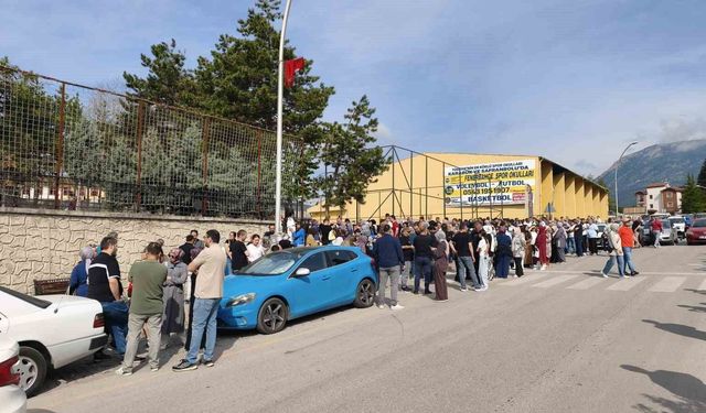 Karabük'te LGS heyecanı: Öğrenciler sınavda, veliler kapıda