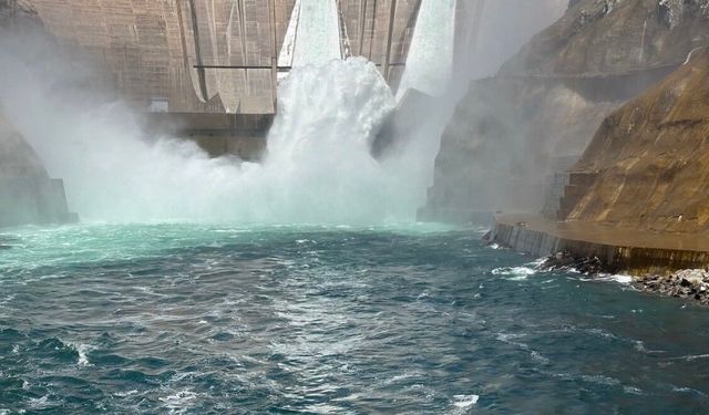 Karakaya Barajında su tahliyesi devam ediyor