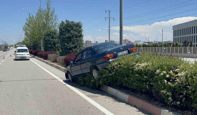 Karaman'da cipe arkadan çarpan otomobil refüje çıktı: 3 yaralı