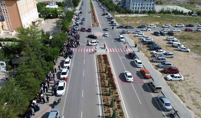 Karaman'da LGS heyecanı: Kimliğini unutan öğrencilerin yardımına polis ve veliler koştu