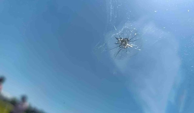 Karayolları yol kenarında ot biçerken fırlayan taş bir aracın ön camı çatlattı