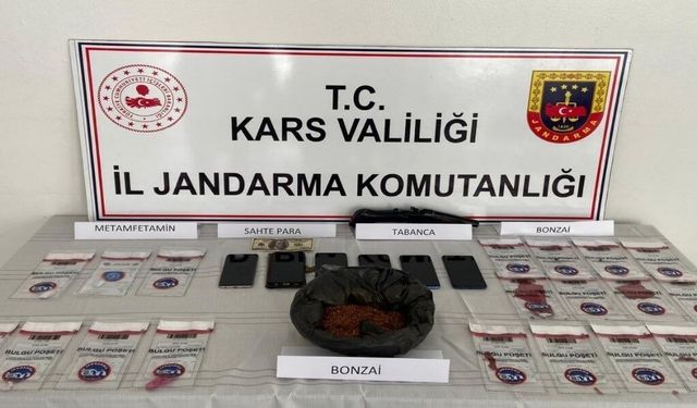 Kars'ta zehir tacirlerine darbe: 7 tutuklama, uyuşturucu ve sahte dolar ele geçirildi