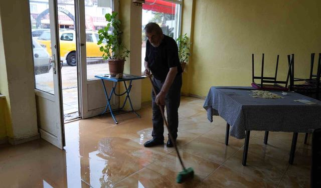 Kastamonu'da dolu yağışı hayatı felç etti: İlçe beyaza büründü, ev ve iş yerlerini su bastı