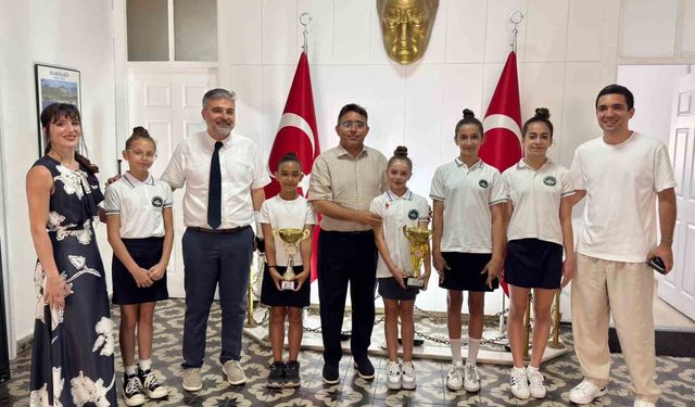 Kaymakam Kaya, Marmaris'in şampiyon jimnastikçilerini ağırladı