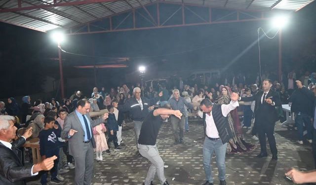 Kaymakam Türker, piste çıkıp yeni evlenen çiftin mutluluğuna ortak oldu