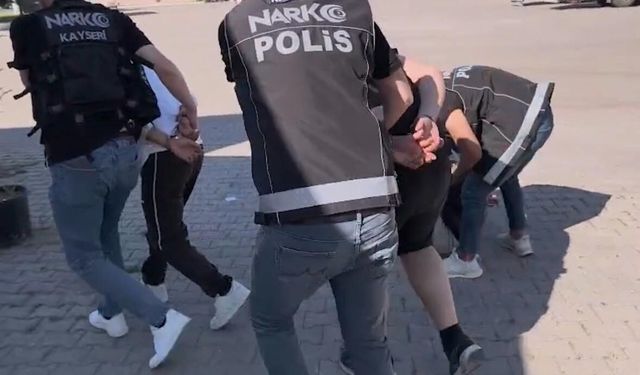 Kayseri'de aracın bagajından 4 bin 458 adet uyuşturucu hap ele geçirildi: 3 tutuklama