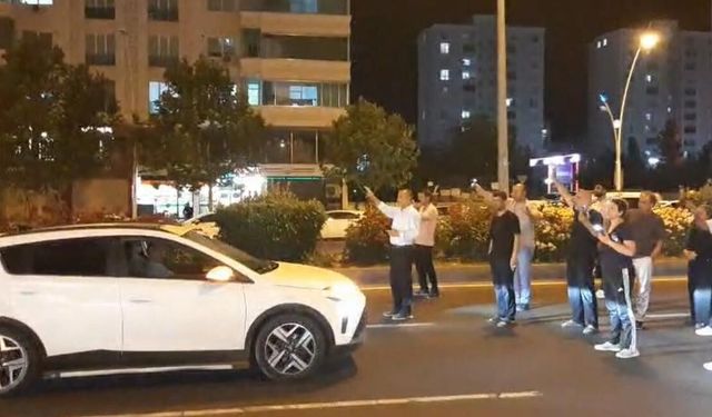 Kazada kaybettikleri yakınları için yolu kısa süreliğine ulaşıma kapattılar