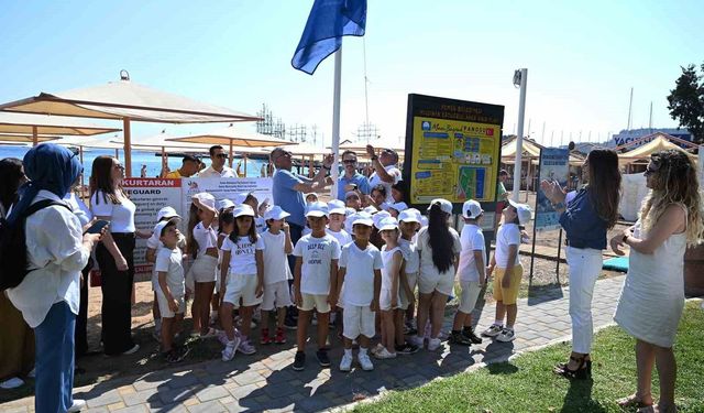 Kemer Belediyesi Halk Plajı'nda mavi bayrak göndere çekildi