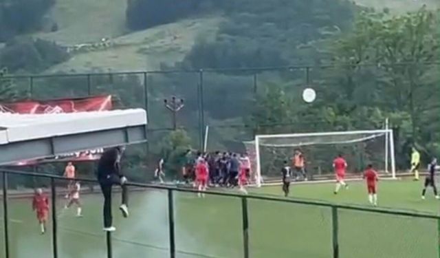 Kırklareli'nde amatör maçta futbolcular birbirine girdi