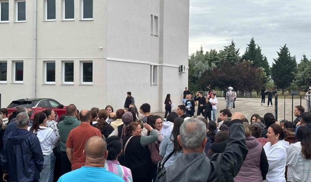 Kırklareli'nde LGS heyecanı: Öğrenciler içeride, aileler dışarıda ter döktü