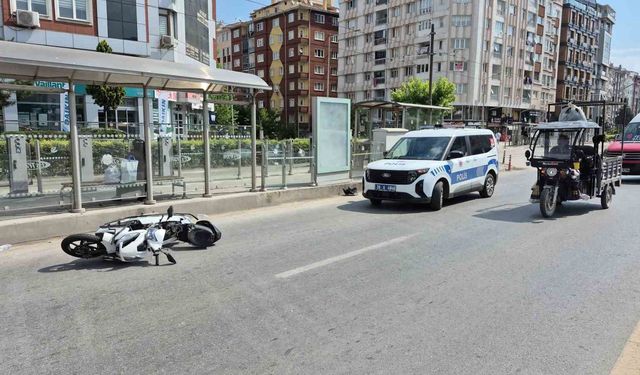 Kırmızı ışık ihlali yapan motosiklet yayaya çarptı: 2 yaralı