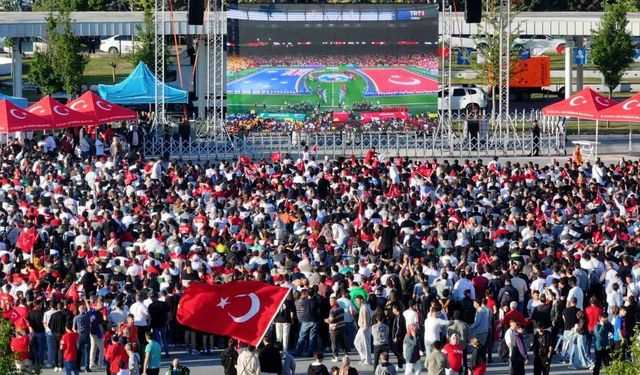 Kocaeli'de binlerce kişi milli maçı dev ekranda izledi