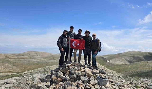 Komşu iki il zirvede birleşti, en yüksek yere Türk bayrağı dikti