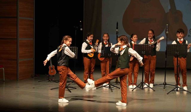 Konservatuvar öğrencileri hem çaldı hem oynadı