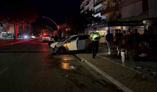 Kontrolden çıkan otomobil ortalığı savaş alanına çevirdi