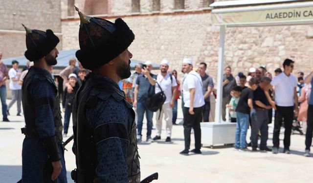 Konya'da Selçuklu Sultanlar Türbesi'nde saygı nöbeti değişimi