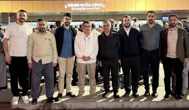 Kutsal topraklardan dönen hacılar Van'da coşkuyla karşılandı