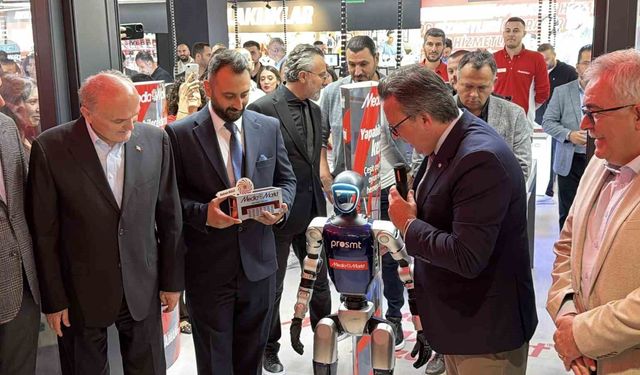 Mağazasının anahtarını 'G1' robotu teslim etti