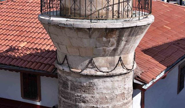 Mahalle adını bu camiden alıyor, minaresindeki zincirler ile dikkat çekiyor