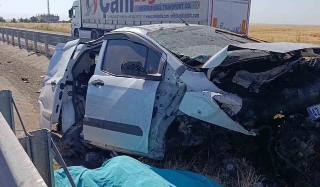 Mardin'de otomobil refüje çarptı: 1 ölü, 2 yaralı