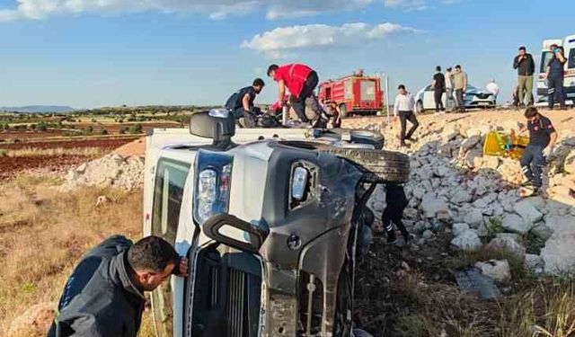 Mardin'de'de Türk Kızılay kamyoneti şarampole yuvarlandı: 4 yaralı