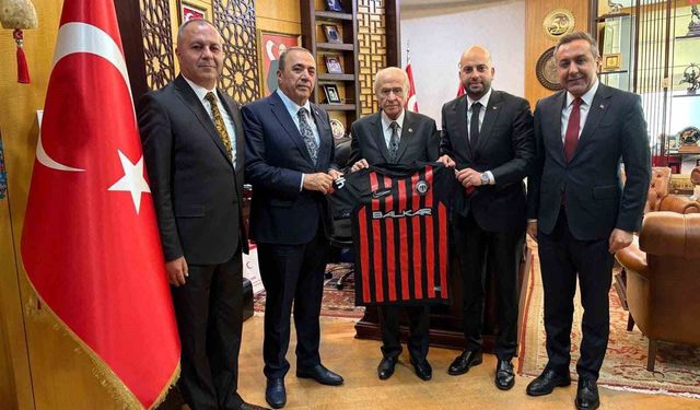 MHP Lideri Bahçeli'ye Süper Lig'e yükselen Çorum FK forması hediye edildi