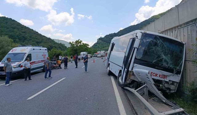 Midibüs tıra arkadan çarptı, 6 kişi yaralandı