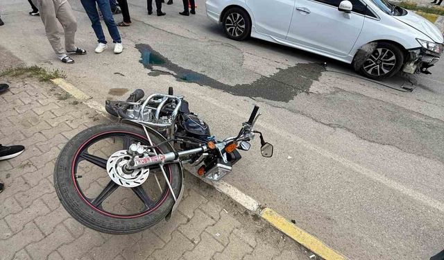 Muş'ta otomobil ile motosiklet çarpıştı: 2 yaralı