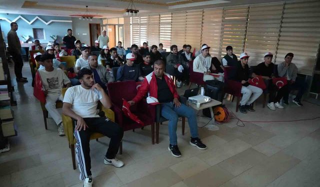 Muş'ta Türkiye-Avustralya maçı dev ekranda izlendi