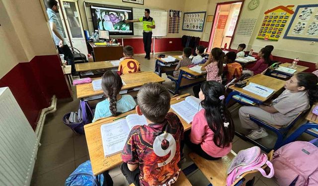 Öğrenci ve vatandaşlara güvenli trafik anlatıldı