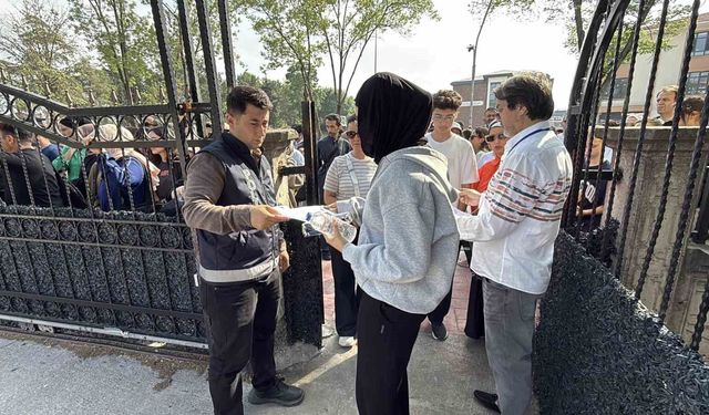 Öğrenciler sıralarda, veliler ise okulun çevresinde ter dökmeye başladı