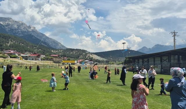 Öğrenciler uçurtma şenliğinde gökyüzünü renklendirdi