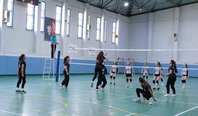 Okul Sporlarında voleybol heyecanı devam ediyor